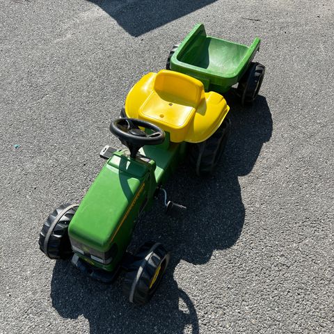 John Deere trå-traktor med henger