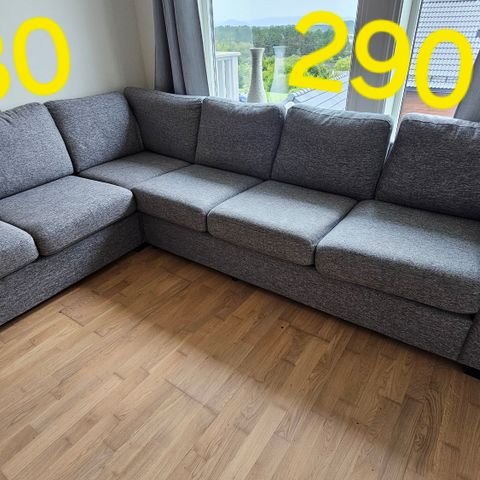 TV-benk og vitrineskap (1234 kr hver) og Skeidar hjørnesofa (3456 kr)