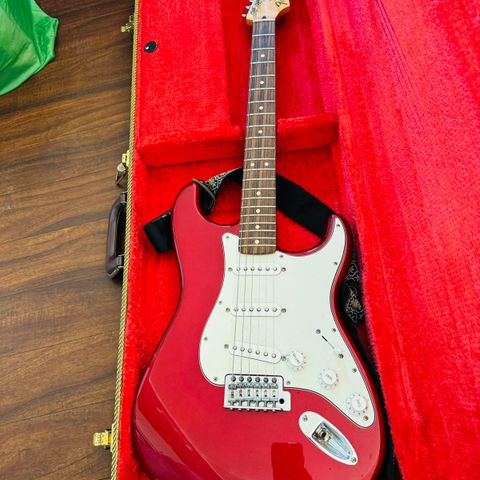 Fender Standard Stratocaster, Rosewood Fingerboard, Candy Apple Red