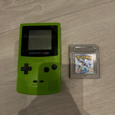 Game Boy Color med Pokemon Silver