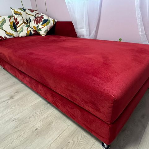 Veldig pen sofa - seng 90x200 cm med oppbevaringsboks i god kvalitet.