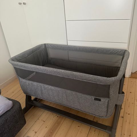 Yngri Tova bedsidecrib