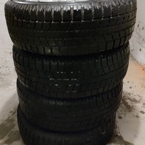 Komplett sett piggfrie Toyo vinterdekk, 195/60R15, med Nissan-felger