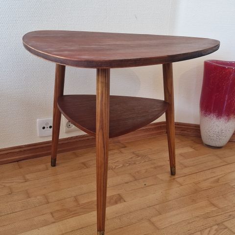 Retro teak trekantbord  / sofabord / sidebord. 1960tall.