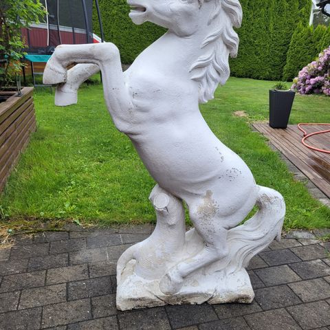 Hagefigur - steilende hest i støpt marmor, 130cm høy