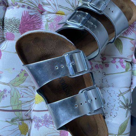 Birkenstock sandaler med sølv rem