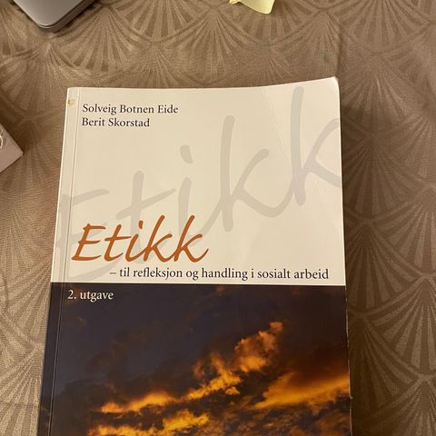 Etikk - til refleksjon og handling i sosialt arbeid