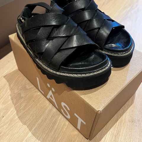 Läst sandaler