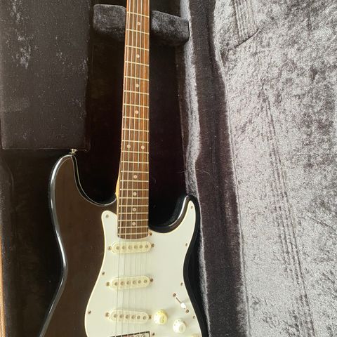 Fender Squier Stratocaster Standard, med forsterker & capo