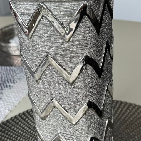 Nydelig vase i «sølvmønster» til salgs kr 50