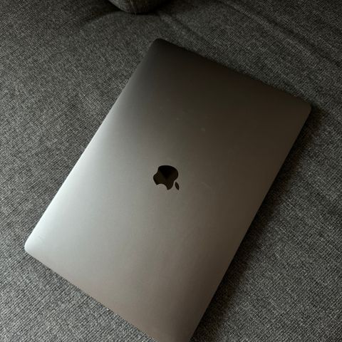 MacBook Pro 15.6" - Late 2017, i7, 16 GB ram og 500 GB