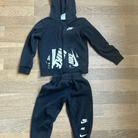 Nike joggedress str 92/98