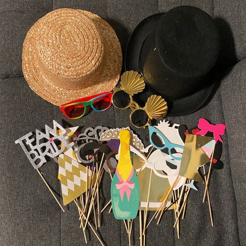 Photobooth utstyr - hatter, blomster, skilt, solbriller