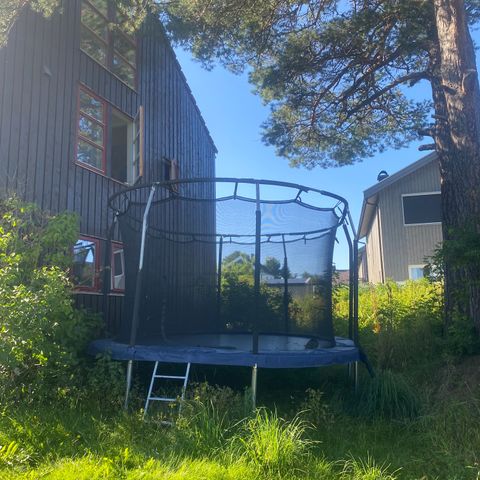 Trampoline fra Jumpking gis bort