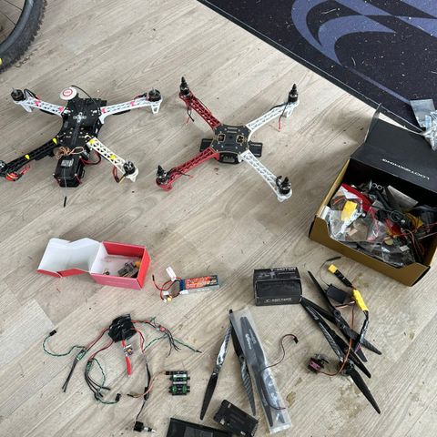 Delvis komplett drone pluss masse deler