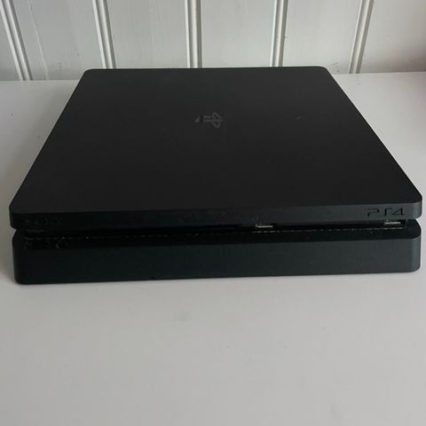 PlayStation 4 Slim + 1 kontrollere