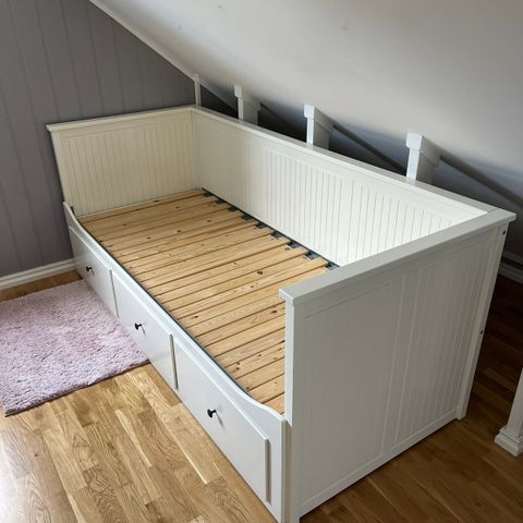 Hemnes dagseng med tre skuffer