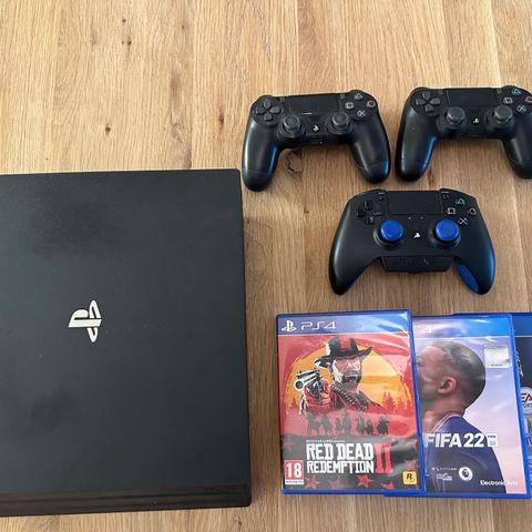 Playstation 4 med 3 kontroller og spill selges rimelig!