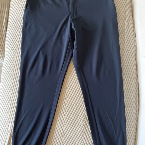 J.Lindeberg  golf cuff jogger bukse navy. Str:36/32