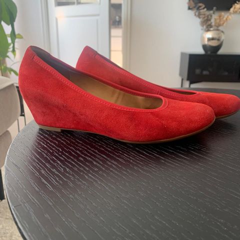 Røde semsket sko