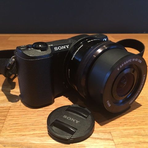 Sony kamera a5100 med 16-50mm F3.5-5.6 OSS Linse