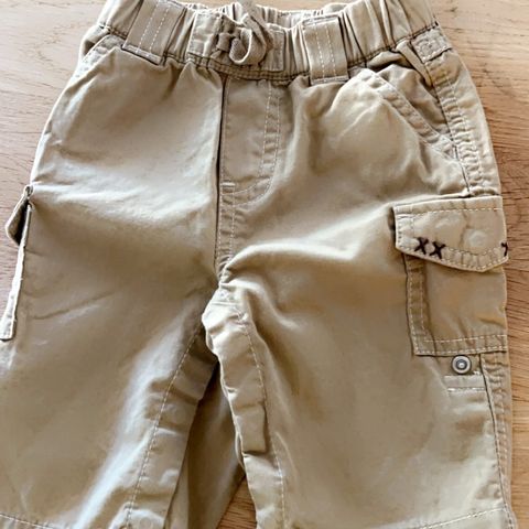 Stillig shorts fra GAP størrelse 62. Kan åpnes med knapper for skift av blei.