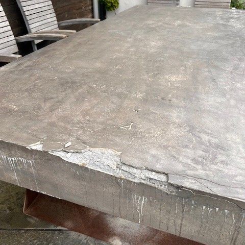 Hagebord: Vault betongbord med skader gis bort