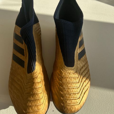 Addidas predator gull farge