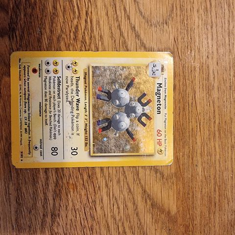 Magneton. 9/102. Rare Holo. Base set.