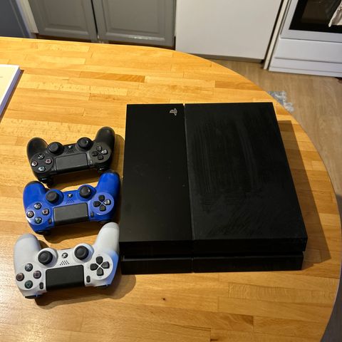 PlayStation 4 med 3 kontrollere
