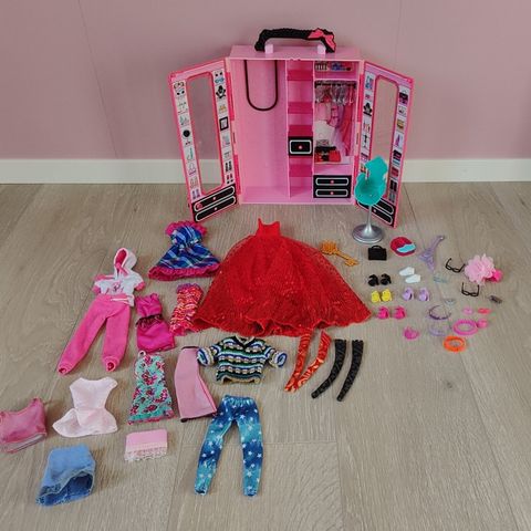 Barbie klesskap med dukkeklær