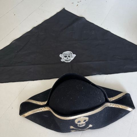 Sabeltann-hatt og piratsjal