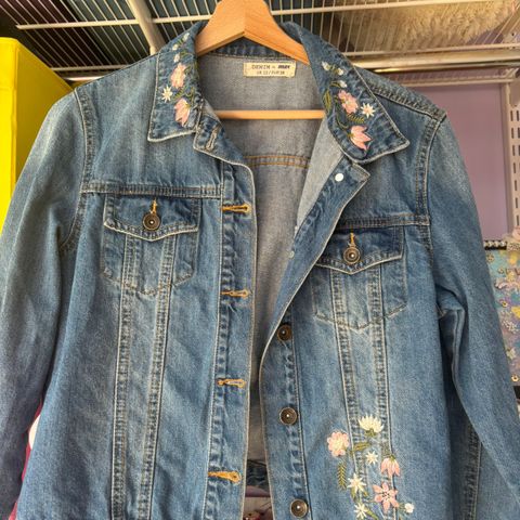 Denim jakke med blomster