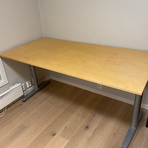 IKEA skrivebord bjørkefarget