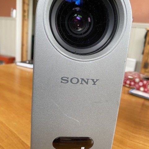 Sony projector (RM-PJM600).   Fremviser av filmer, bilder eller overheader..