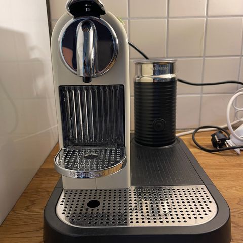 Nespresso Citiz med melkeskummer.