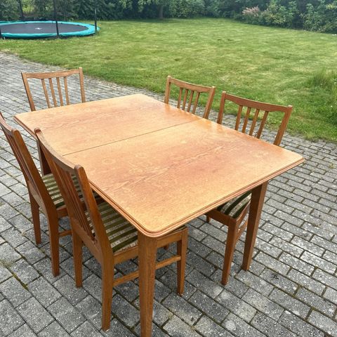 Flott bord med 6 stoler
