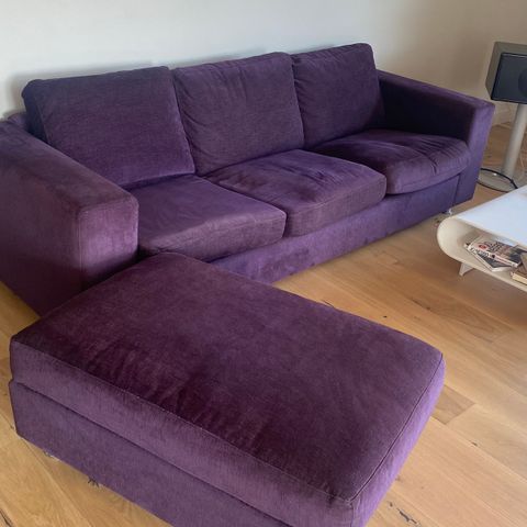 Lilla sofa med puff