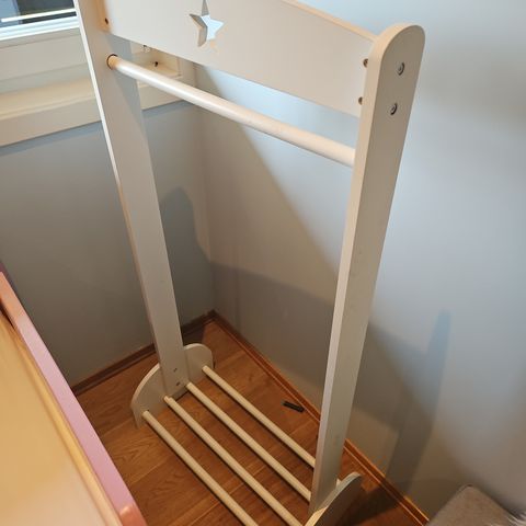 Klesstativ barnerom fra IKEA