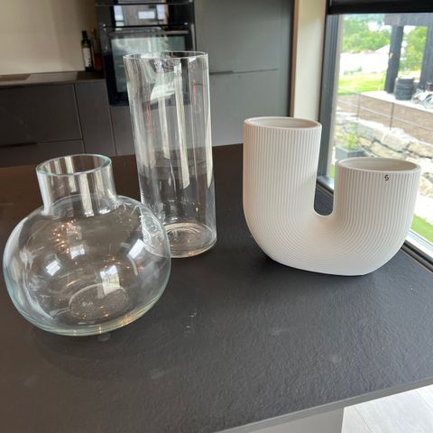 Glassvaser og en vase
