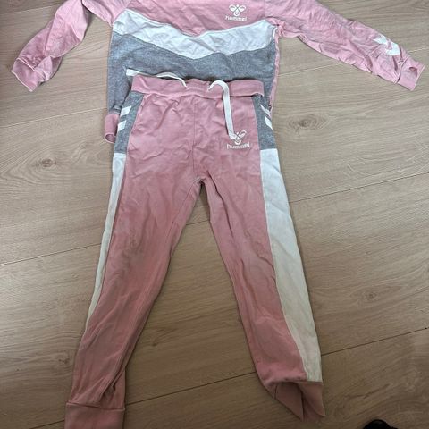 Joggedress hummel strl 104