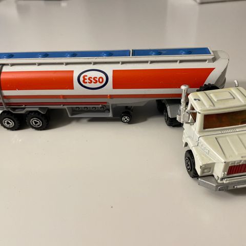 Scania Esso tankbil/ eldre petrol tanker  av Majorette