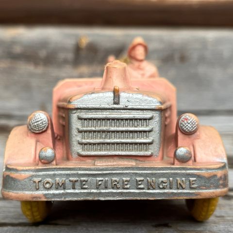 Tomte-Lærdal brannbil, Tomte fire engine.