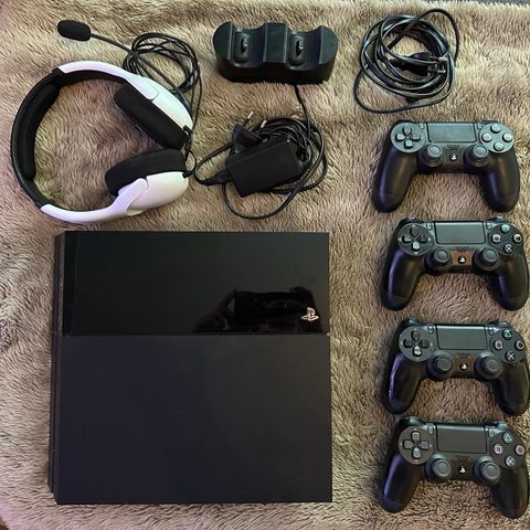 Playstation 4 med DualShock4 ladestasjon, PDP headset og 4 kontrollere selges