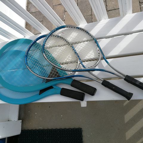 Sett med fire racketer og tennisball