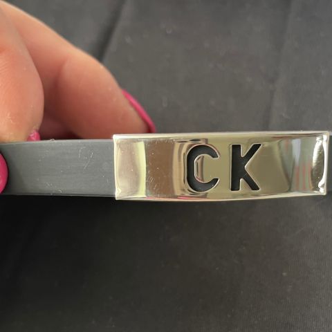 Armbånd / armring fra Calvin Klein rustfritt polert stål og sort gummi