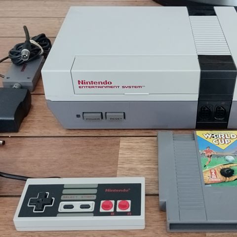 Pen og billig Nintendo NES med World Cup