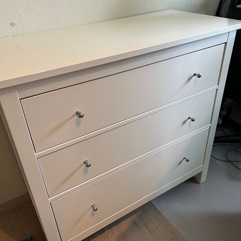 Hemnes kommode m/ tre skuffer