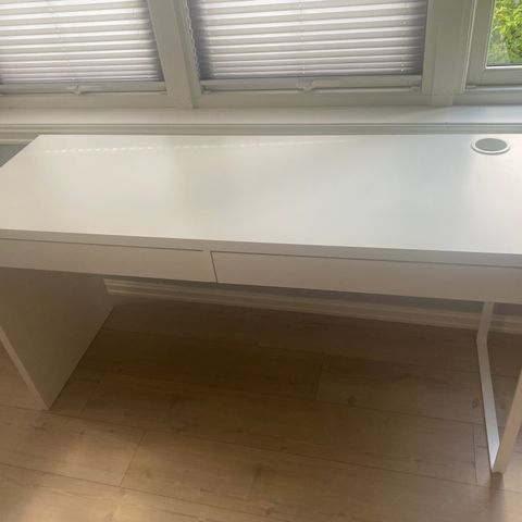 Micke skrivebord fra Ikea