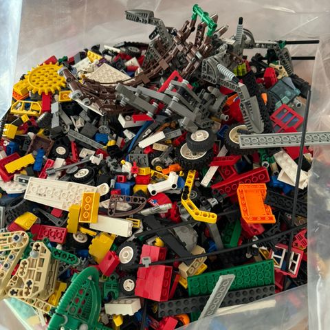 Ca 15kg fantastisk Lego selges